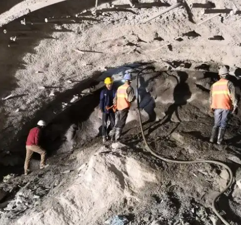 同仁拱顶带模注浆料的施工流程及注意事项